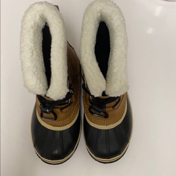 Kids waterproof Sorel boots. US size 2 - Picture 5 of 9